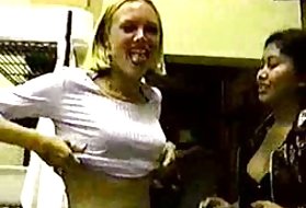 Porno at se online family blonde cutie viser hendes boobs