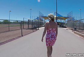 Tykke krop milfs tager det i røv at åbne røv park i en offentlig park