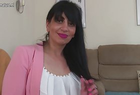 Arabiske gamle mødre fra england med en sulten skeden gamle skole gamle arabiske