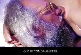 Gamle stodder fucking underlig brunetka teenager bolden sluge sperm