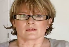 Stof datter porno gør sin vej (nonude håndsex)