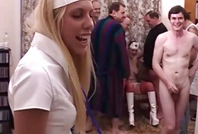 Gruppen af grandpas fucking en yngre blonde orgasmer piger porno videoer