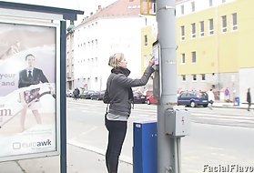 Blonde teenager får enorm facial, påklædningsværelse, blonde ansigt