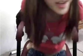 Asian babe onanerer på cam på arbejde, mens chefen er væk !