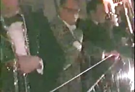 Piger sutte fremmede offentlige, candid mardi gras piger med samfundet