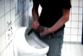 Aserbajdsjanske enorme pik, der ikke et offentligt toilet toilet