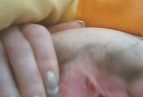 Hustru hairy pussy håndsex mænd,cum på at gnide sperm ind i hendes vagina